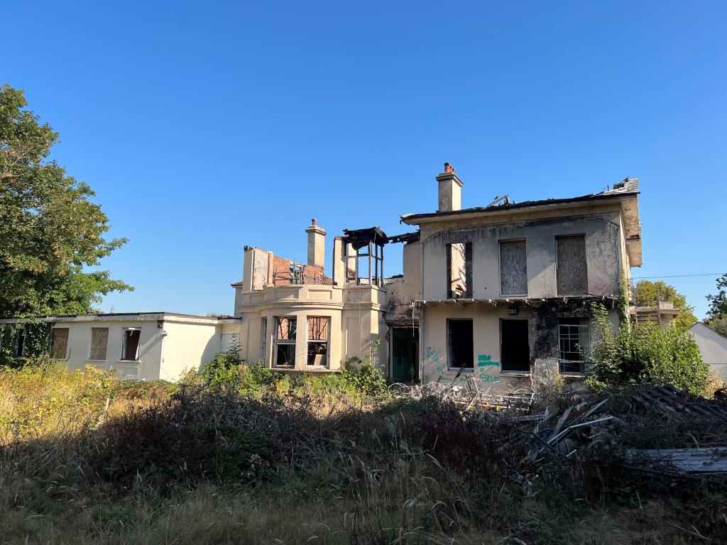 Lot: 100 - FIRE DAMAGED FORMER CARE FACILITY ON A PLOT OF APPROXIMATELY 1.6 ACRES WITH POTENTIAL -